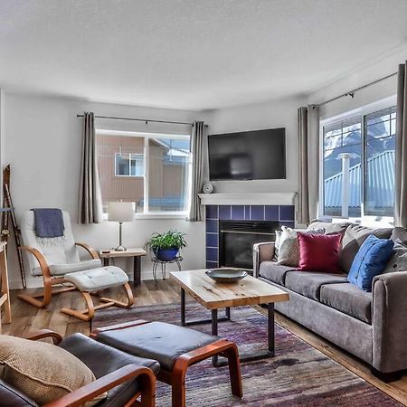 Big Mountain Views - Bright 2-Story Corner Unit Apartment แคนมอร์ ภายนอก รูปภาพ