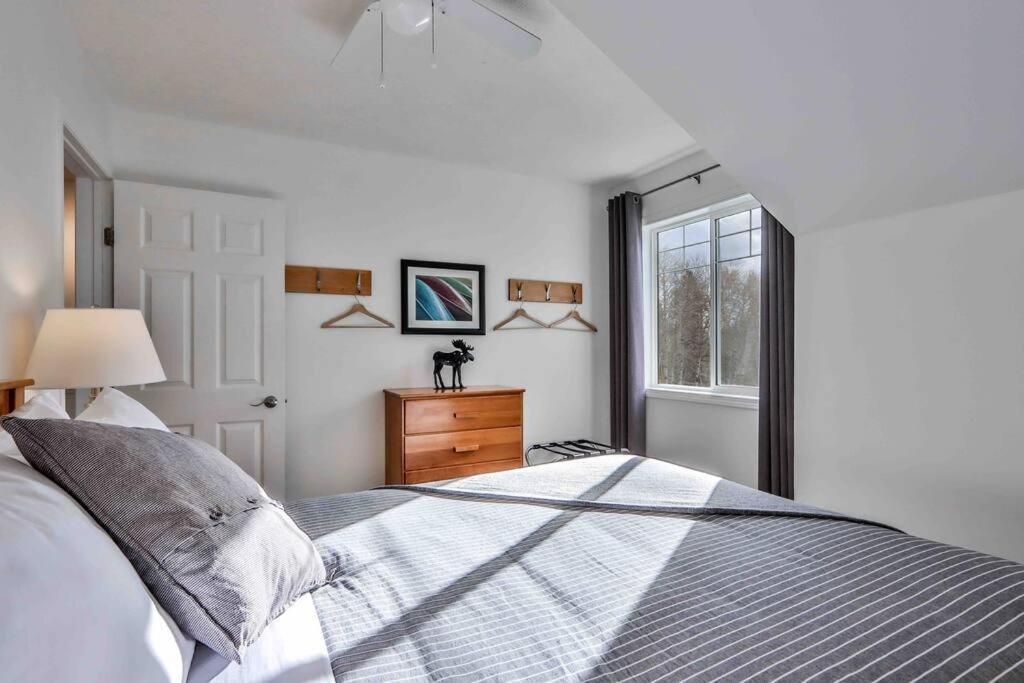 Big Mountain Views - Bright 2-Story Corner Unit Apartment แคนมอร์ ภายนอก รูปภาพ