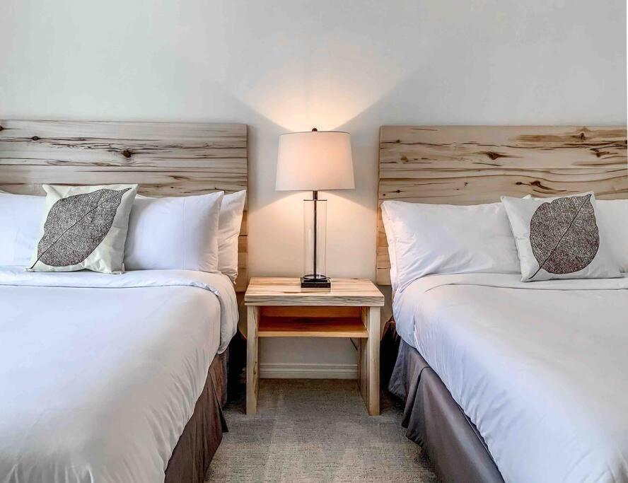 Big Mountain Views - Bright 2-Story Corner Unit Apartment แคนมอร์ ภายนอก รูปภาพ