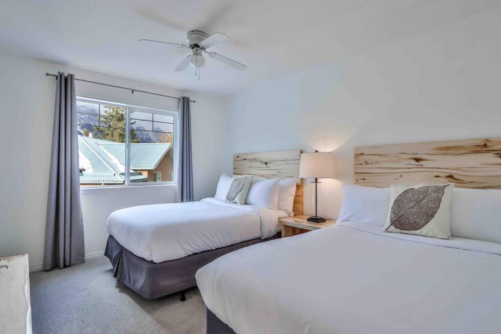 Big Mountain Views - Bright 2-Story Corner Unit Apartment แคนมอร์ ภายนอก รูปภาพ