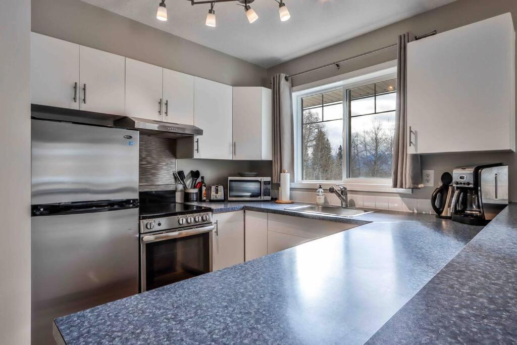 Big Mountain Views - Bright 2-Story Corner Unit Apartment แคนมอร์ ภายนอก รูปภาพ