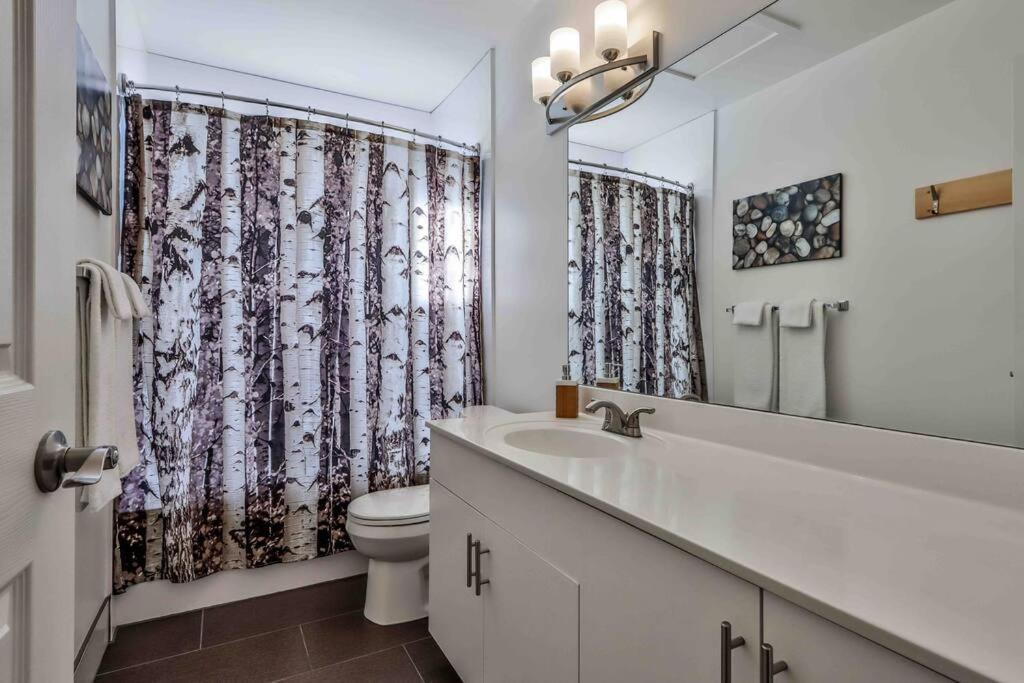 Big Mountain Views - Bright 2-Story Corner Unit Apartment แคนมอร์ ภายนอก รูปภาพ