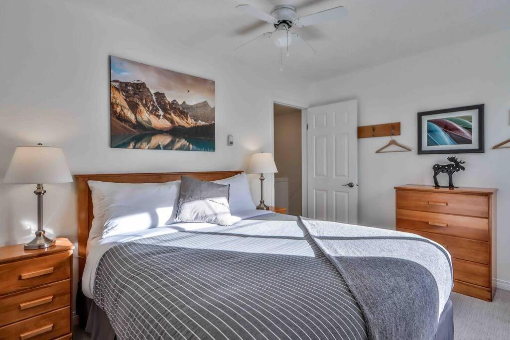 Big Mountain Views - Bright 2-Story Corner Unit Apartment แคนมอร์ ภายนอก รูปภาพ