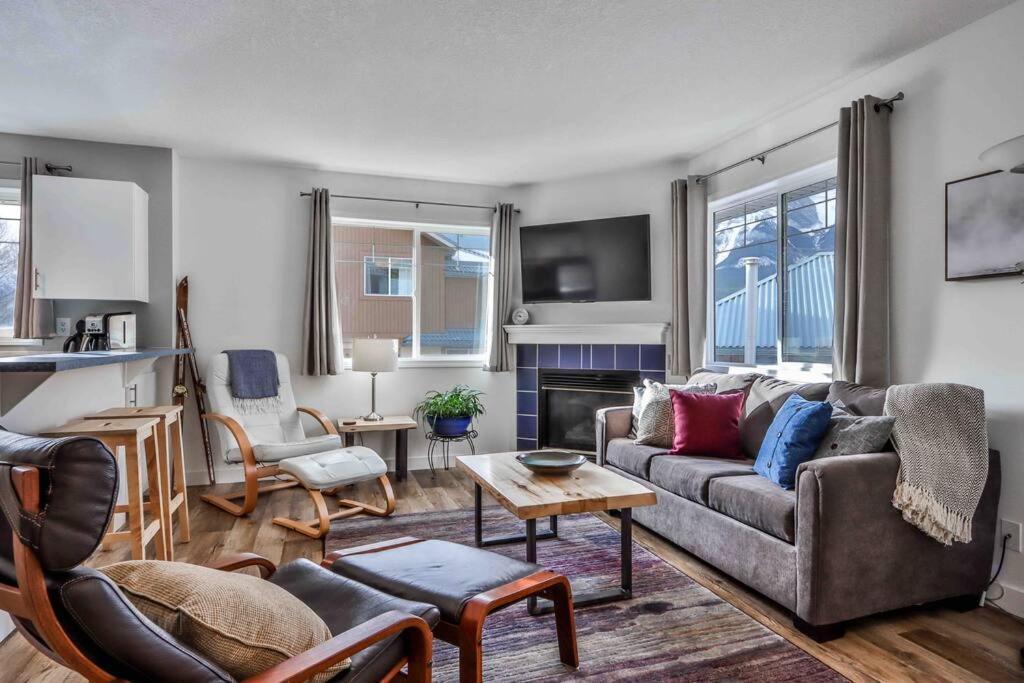 Big Mountain Views - Bright 2-Story Corner Unit Apartment แคนมอร์ ภายนอก รูปภาพ