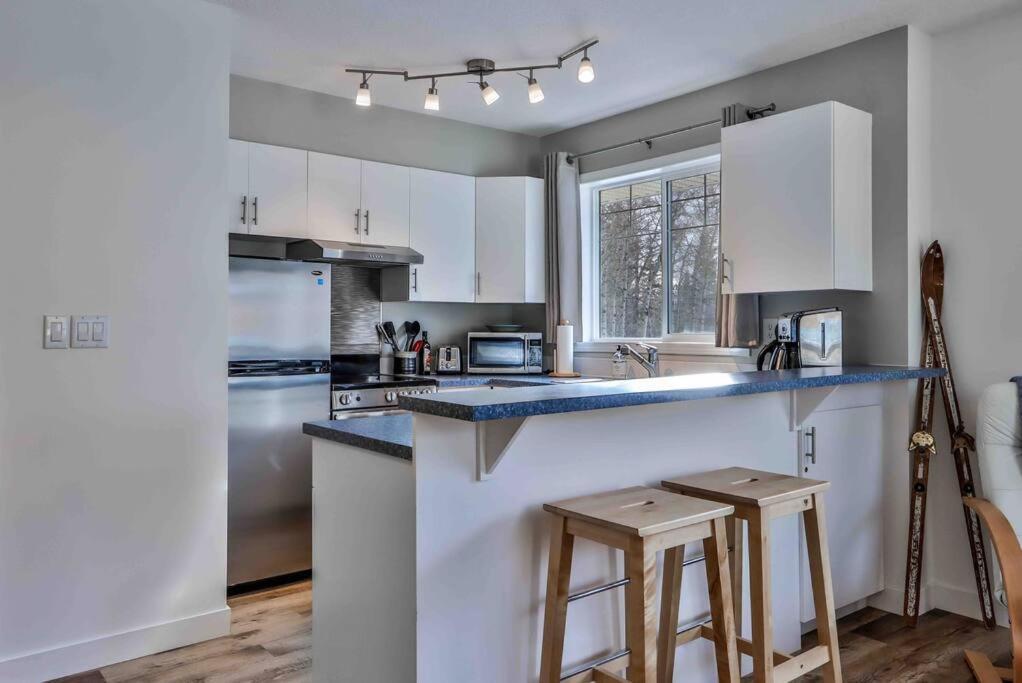 Big Mountain Views - Bright 2-Story Corner Unit Apartment แคนมอร์ ภายนอก รูปภาพ