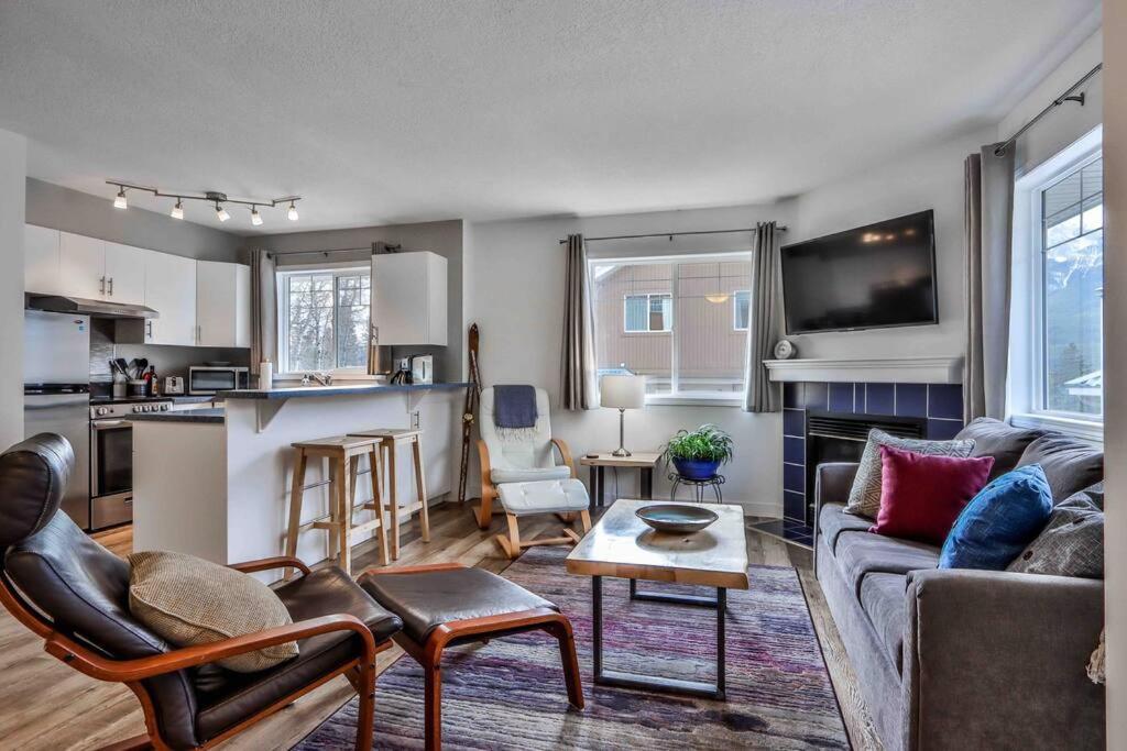 Big Mountain Views - Bright 2-Story Corner Unit Apartment แคนมอร์ ภายนอก รูปภาพ
