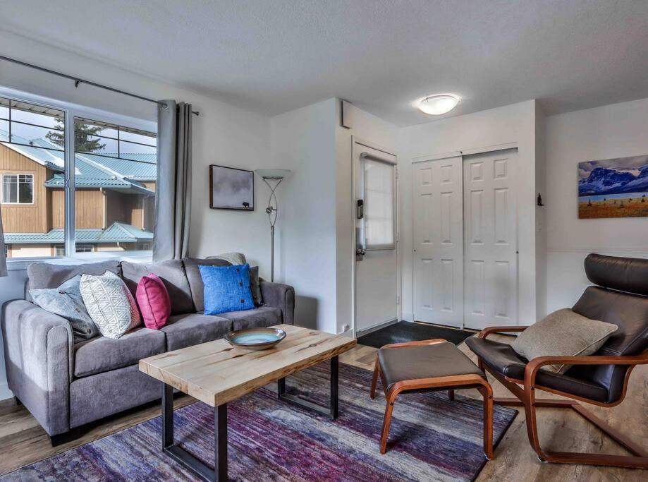 Big Mountain Views - Bright 2-Story Corner Unit Apartment แคนมอร์ ภายนอก รูปภาพ