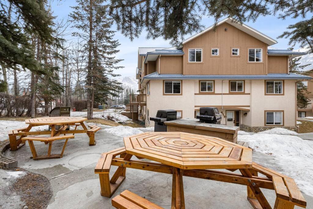 Big Mountain Views - Bright 2-Story Corner Unit Apartment แคนมอร์ ภายนอก รูปภาพ