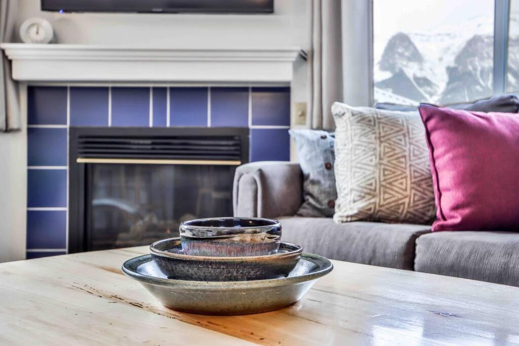 Big Mountain Views - Bright 2-Story Corner Unit Apartment แคนมอร์ ภายนอก รูปภาพ