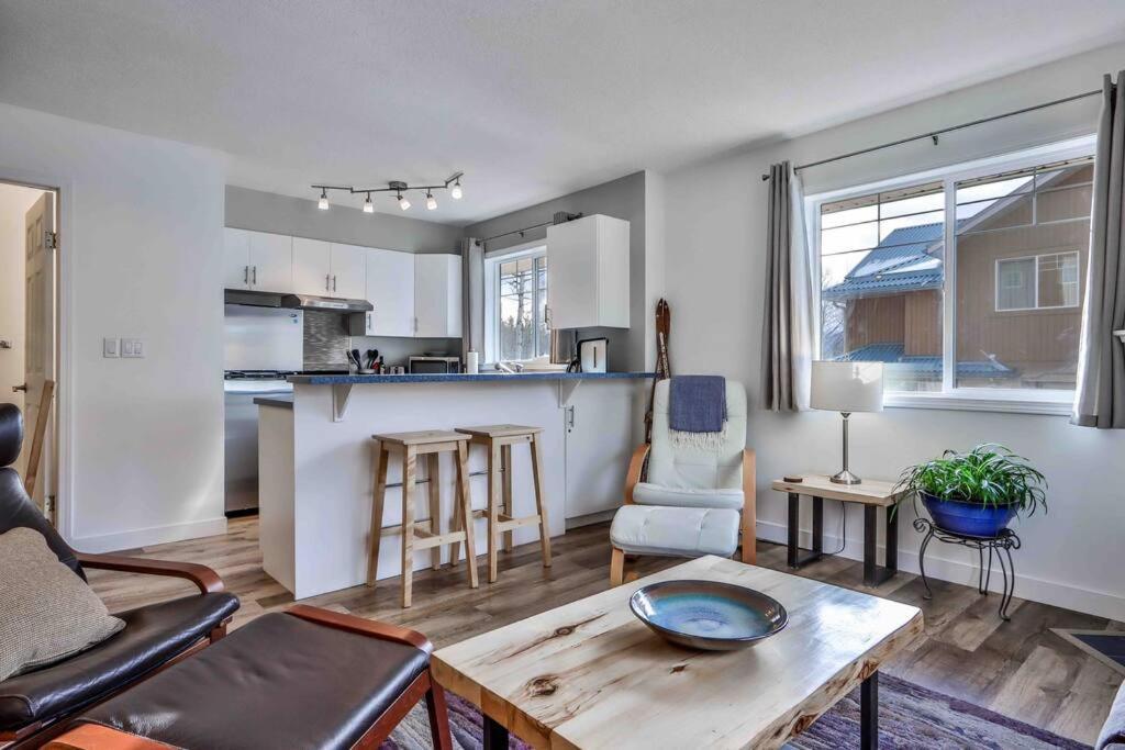 Big Mountain Views - Bright 2-Story Corner Unit Apartment แคนมอร์ ภายนอก รูปภาพ