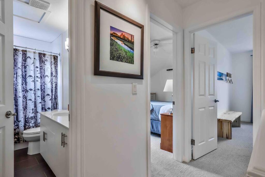 Big Mountain Views - Bright 2-Story Corner Unit Apartment แคนมอร์ ภายนอก รูปภาพ