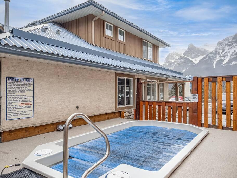 Big Mountain Views - Bright 2-Story Corner Unit Apartment แคนมอร์ ภายนอก รูปภาพ